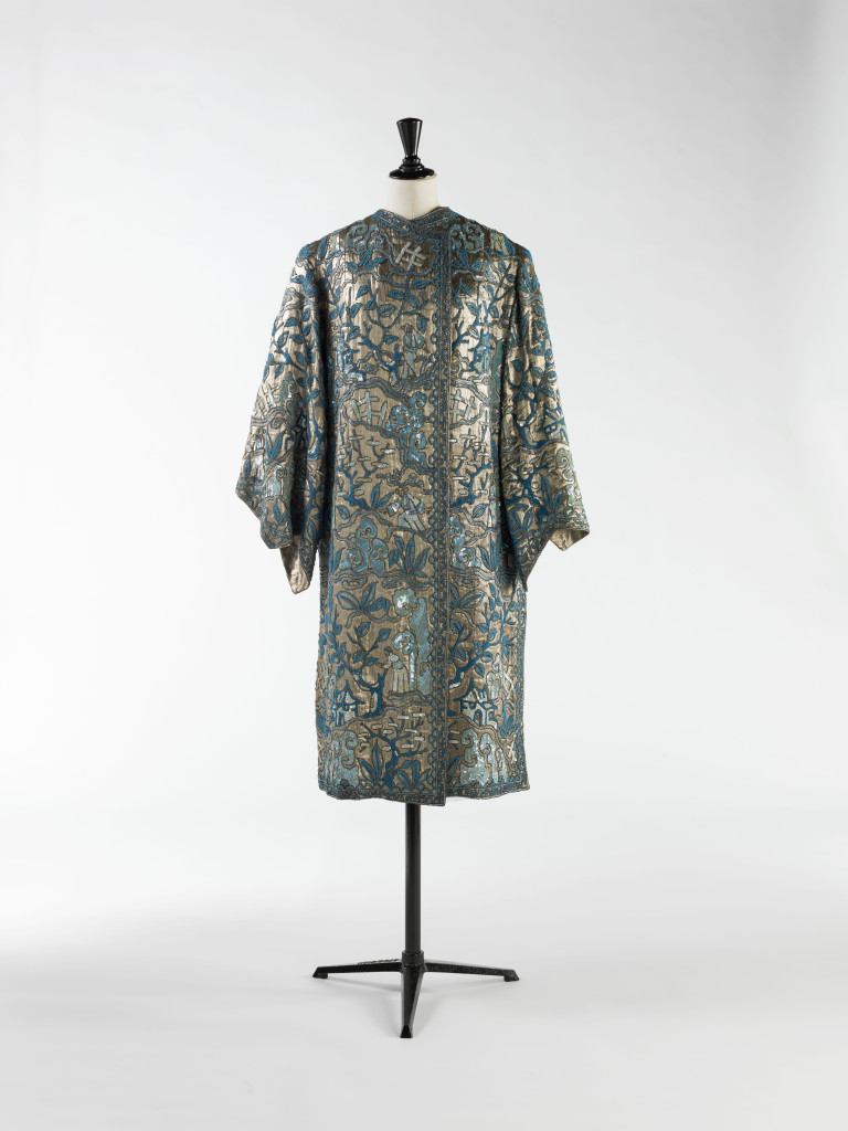 Manteau du soir. Lamé or ; broderies de paillettes, de tubes bleus, et de perles bleues. Lacet de fils métalliques. Vers 1925. Galliera, musée de la Mode de la Ville de Paris.