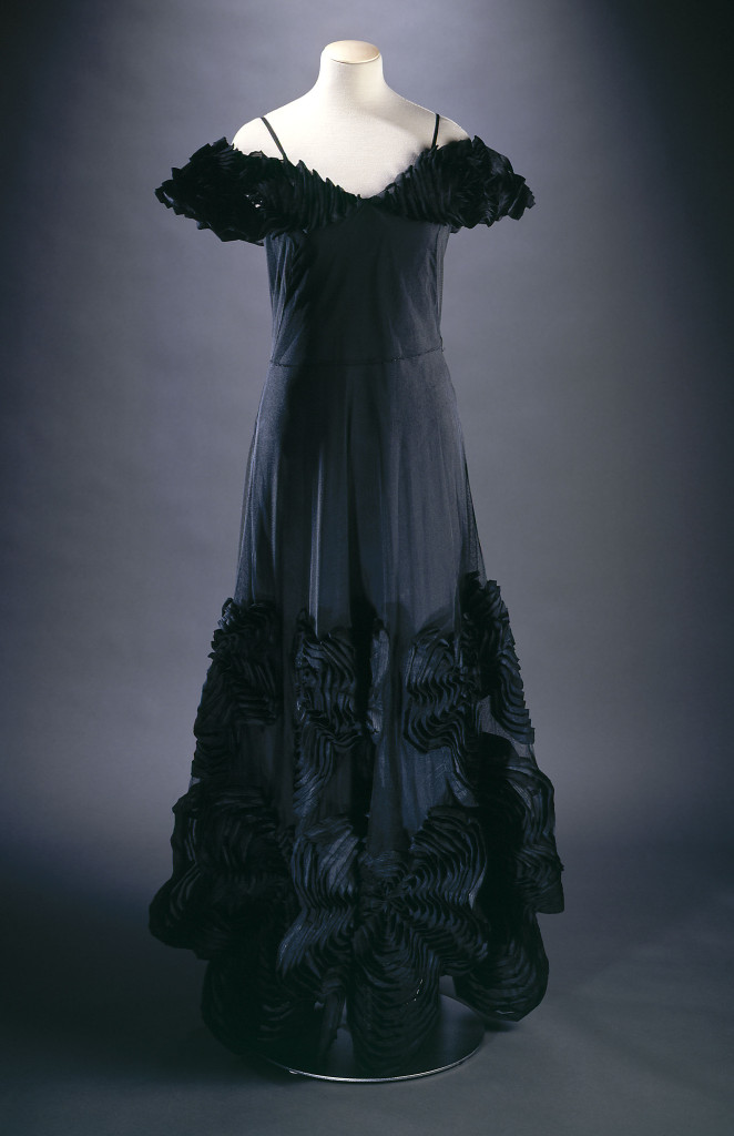 Jeanne Lanvin (1867-1946). Robe du soir, natté noir recouvert de tulle noir, tarlatane noire. Griffe : Jeanne Lanvin - Paris, été 1937. Galliera, musée de la Mode de la Ville de Paris.